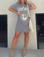 Görseli Galeri görüntüleyiciye yükleyin, Nashville Mineral Washed Graphic Tee Dress