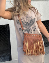 Carregar imagem no visualizador da galeria, Free Bird Graphic Midi Dress Taupe