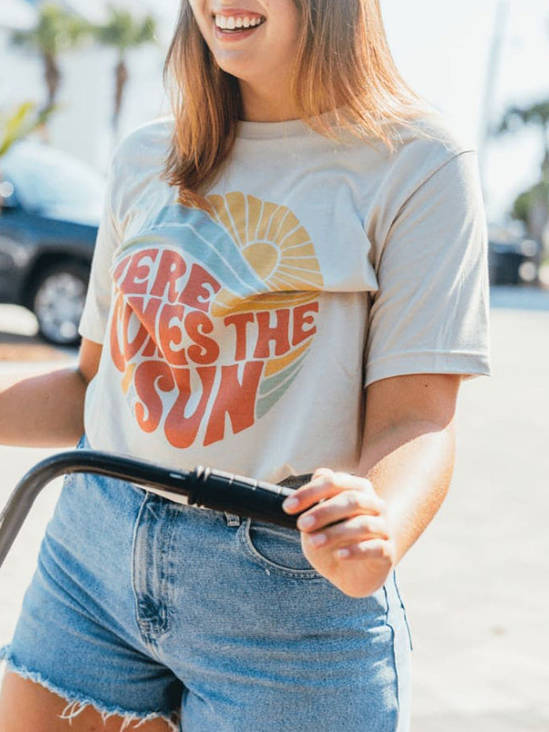 T-shirt graphique « Voici le soleil »