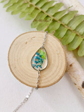 Carregar imagem no visualizador da galeria, Blue Queen Anne Lace Handmade Pressed Flower Resin Drop Bracelet