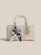 Carica l&#39;immagine nel visualizzatore di Gallery, Diamond Silk Scarf Hand-Held Crossbody Bags