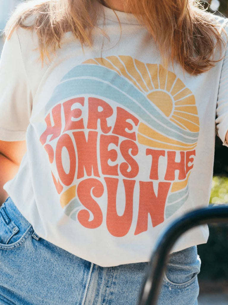 T-shirt graphique « Voici le soleil »