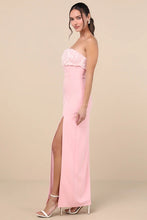 Lataa kuva Galleria-katseluun, Fiore Light Pink 3D Rosette Strapless Maxi Dress