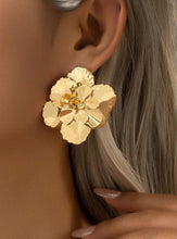 Load image into Gallery viewer, Flower Earrings