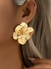 Load image into Gallery viewer, Flower Earrings