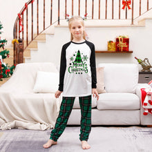 Görseli Galeri görüntüleyiciye yükleyin, Merry Christmas Green Plaid and Black Pajamas Set