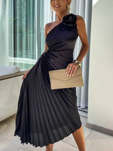 Carica l&#39;immagine nel visualizzatore di Gallery, Romantic Night Guilloche Stretch Hollow One Shoulder Pleated Maxi Dress