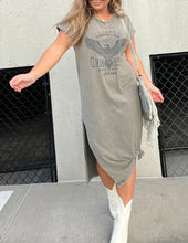 Laden Sie das Bild in den Galerie-Viewer, Free Bird Graphic Midi Dress Olive