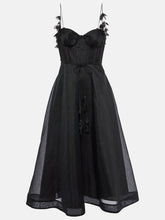 Laden Sie das Bild in den Galerie-Viewer, Elegant And Sophisticated Petal Midi Dress