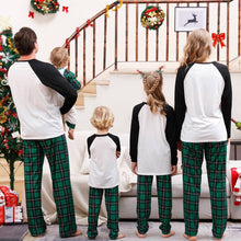 Charger l&#39;image dans la galerie, Ensemble pyjama à carreaux verts et noirs « Joyeux Noël » 