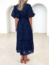 Carregar imagem no visualizador da galeria, Puff Sleeve Lace Midi Dress