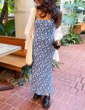 Laden Sie das Bild in den Galerie-Viewer, Delphine Blue Floral Midi Dress