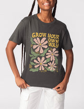 Indlæs billede til gallerivisning Grow Your Own Way Basic Tee