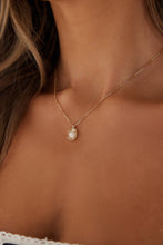 Charger l&#39;image dans la galerie, 14k Gold Plated Besties With Pearls Necklace Gold