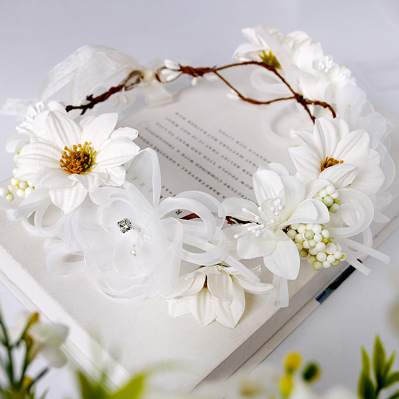 Couronne de fleurs en dentelle blanche