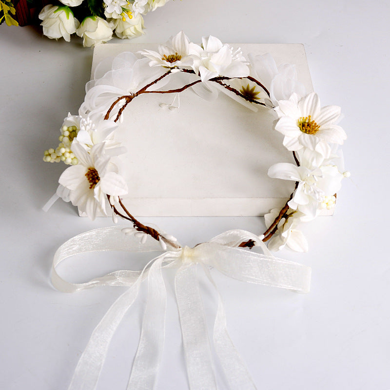 Couronne de fleurs en dentelle blanche