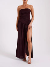Görseli Galeri görüntüleyiciye yükleyin, Strapless Slinky Maxi Dress With Split - Burgundy