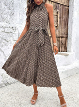 Görseli Galeri görüntüleyiciye yükleyin, Women&#39;s Patterned Sleeveless Halterneck Midi Dress with Waist Tie