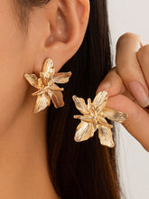 画像をギャラリービューアに読み込む, Metal Textured Flower Earrings