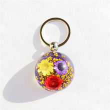 Load image into Gallery viewer, Hemisphere Amber Dried Flower Daisy Keychain