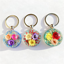 Load image into Gallery viewer, Hemisphere Amber Dried Flower Daisy Keychain