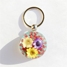 Load image into Gallery viewer, Hemisphere Amber Dried Flower Daisy Keychain