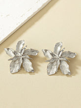 画像をギャラリービューアに読み込む, Metal Textured Flower Earrings