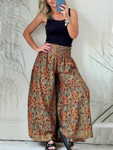 Laden Sie das Bild in den Galerie-Viewer, Fun Times Printed Pocketed Smocked Wide Leg Pants