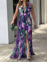 Görseli Galeri görüntüleyiciye yükleyin, Sleeveless Deep V Pleated Maxi Dress