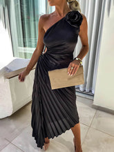 Laden Sie das Bild in den Galerie-Viewer, Romantic Night Guilloche Stretch Hollow One Shoulder Pleated Maxi Dress