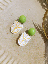 Carregar imagem no visualizador da galeria, White Tulip Gold Floral Earrings