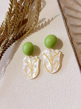 Load image into Gallery viewer, White Tulip Gold Floral Earrings