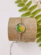 Carica l&#39;immagine nel visualizzatore di Gallery, Yellow Queen Anne Lace Handmade Pressed Flower Forest Fern Resin Leaf Round Bracelet