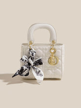 Carica l&#39;immagine nel visualizzatore di Gallery, Diamond Silk Scarf Hand-Held Crossbody Bags