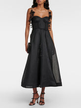 Laden Sie das Bild in den Galerie-Viewer, Elegant And Sophisticated Petal Midi Dress