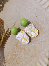 Carica l&#39;immagine nel visualizzatore di Gallery, White Tulip Gold Floral Earrings