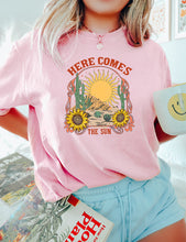 Carica l&#39;immagine nel visualizzatore di Gallery, Here Comes The Sun  Basic Tee