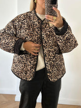 Carica l&#39;immagine nel visualizzatore di Gallery, Unique Leopard Print Button Bomber Jacket