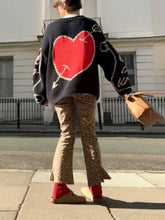 Laden Sie das Bild in den Galerie-Viewer, Classic Youthful Heart Letter Sweater